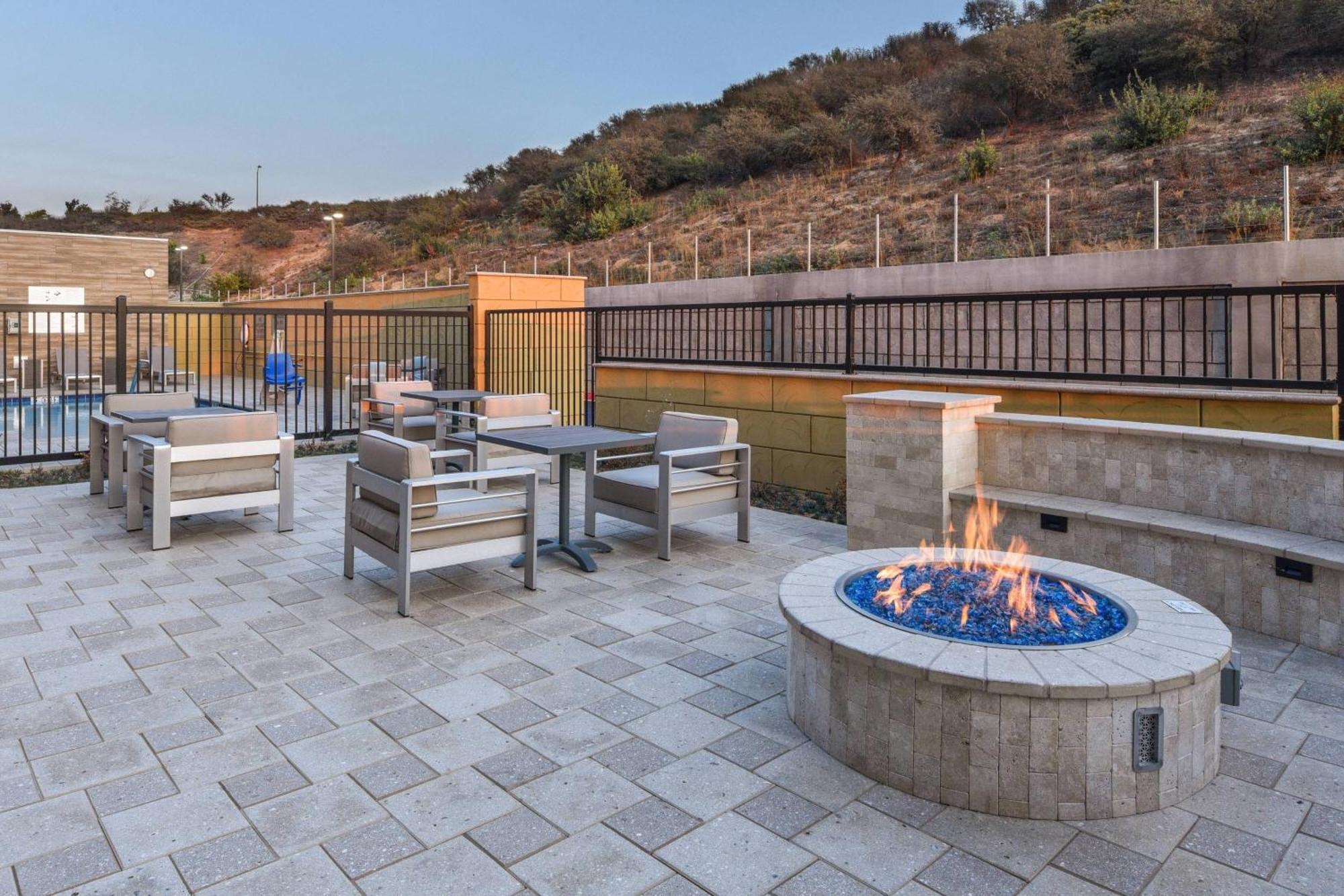 Fairfield Inn & Suites By Marriott Moorpark Ventura County Exterior photo